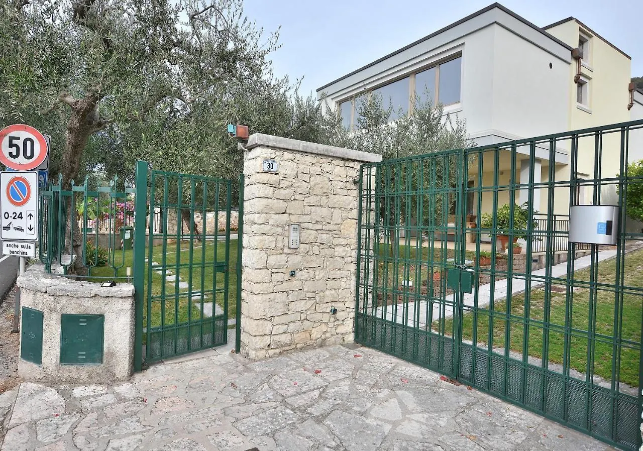 Casa Al Lago With Pool Torri Del Benaco Apartment